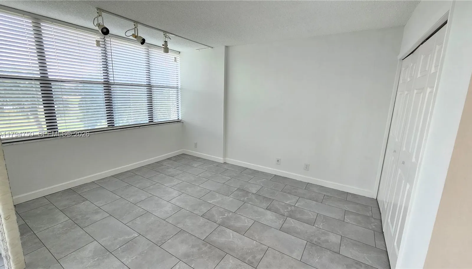 Open Bedroom-Easy to enclose