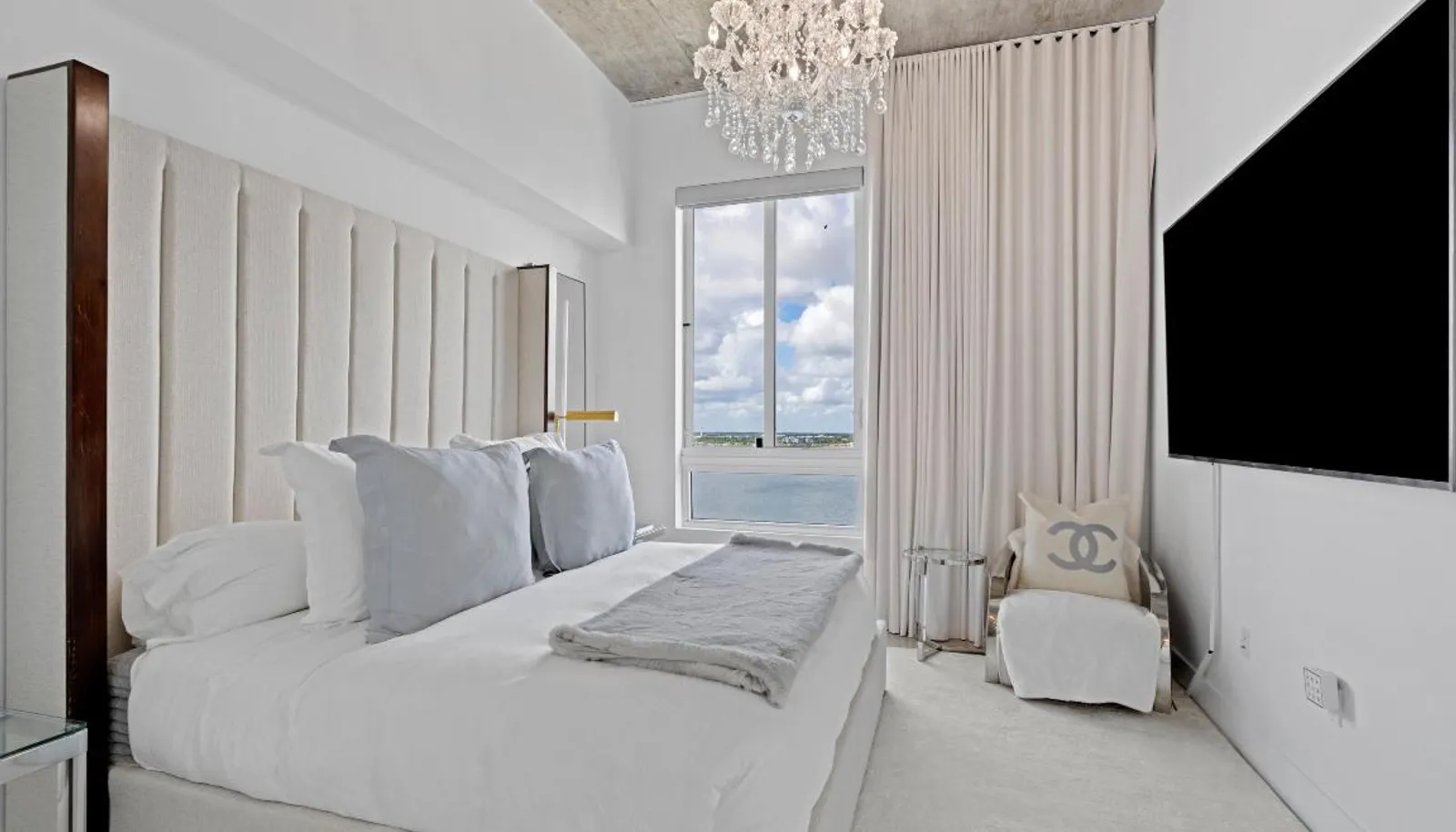 Master Suite w Flatscreen TV