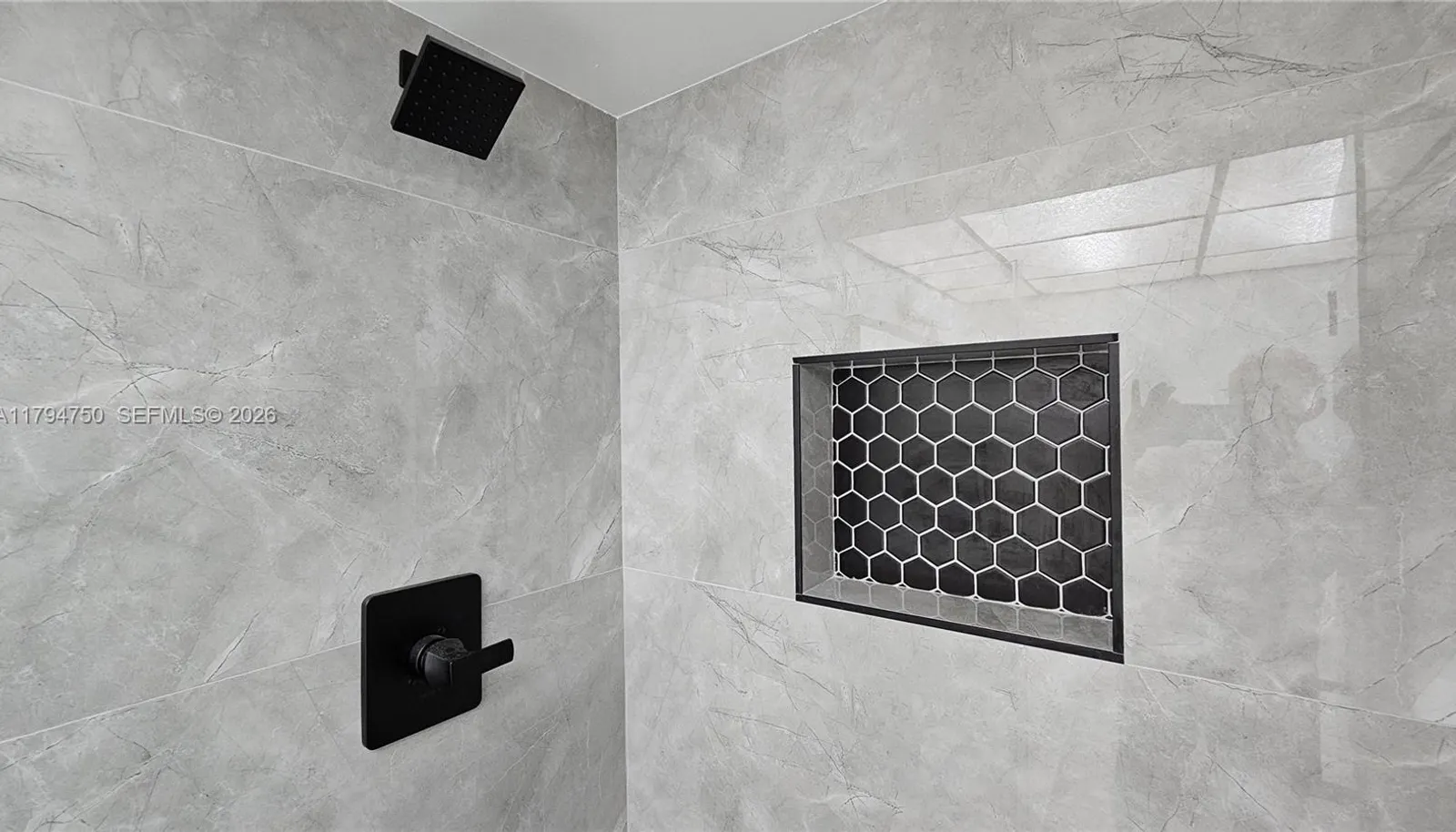 2nd bathroom Shower