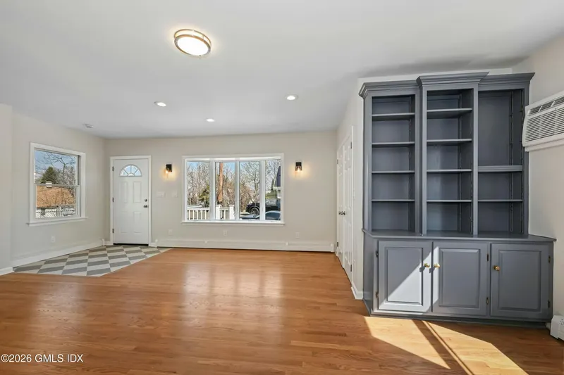 004-493449-4-web-or-mls-10-prospect-st-w